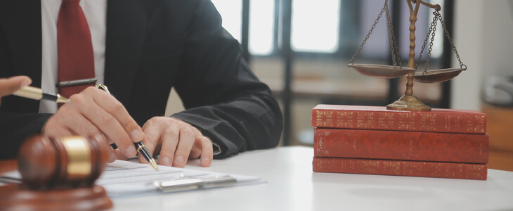 ¿Debo contratar a un defensor público o un abogado privado para un DWI en Houston?