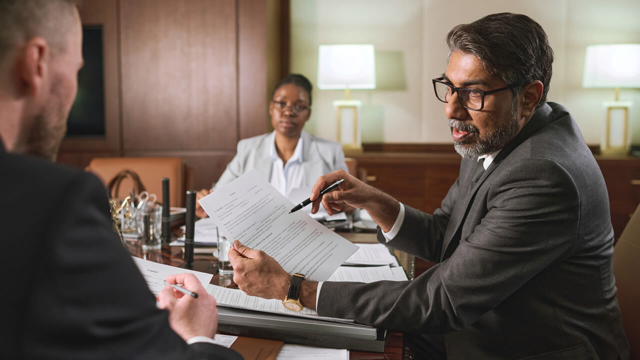 Busco defensa legal para casos por documentos falsos