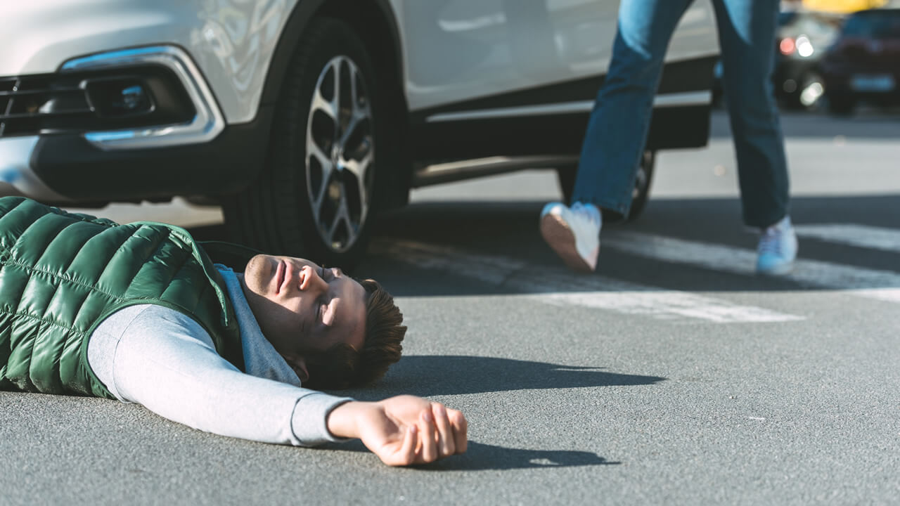 Conductor atropella a una persona y muere